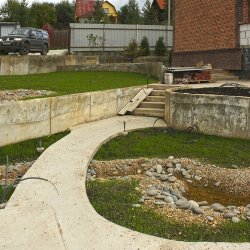 Проект участка - садовая дорожка - подпорные стенки и русло искусственного ручья